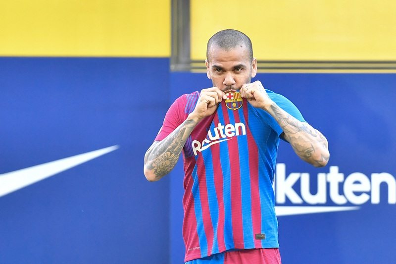 Alves trong màu áo thi đấu của Barcelona