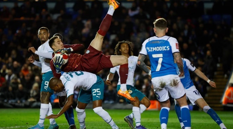 Benda – bức tường thép cản phá hiệu quả trước khung thành