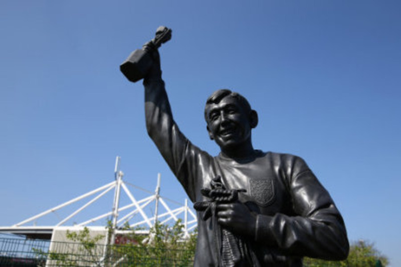 Bức tượng thủ môn trước sân vận động