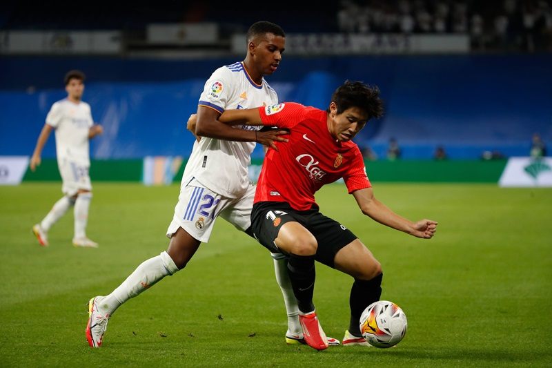 Cầu thủ thi đấu hết mình trong màu áo CLB Real Mallorca