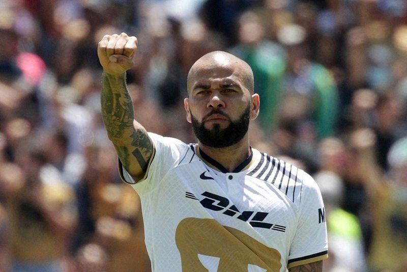 Mùa giải 2023, Alves quyết định chia tay sân cỏ sau gần 20 năm thi đấu