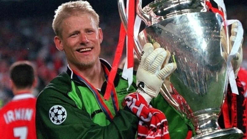 Peter Schmeichel cùng chiếc cúp chiến thắng