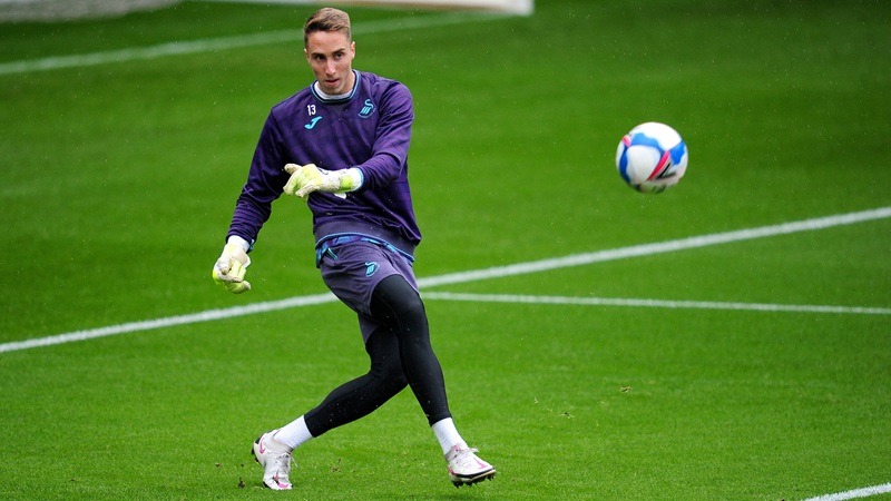 Thủ môn người Đức có khả năng chơi chân hiệu quả, giúp tăng cường lối chơi mới cho đội
