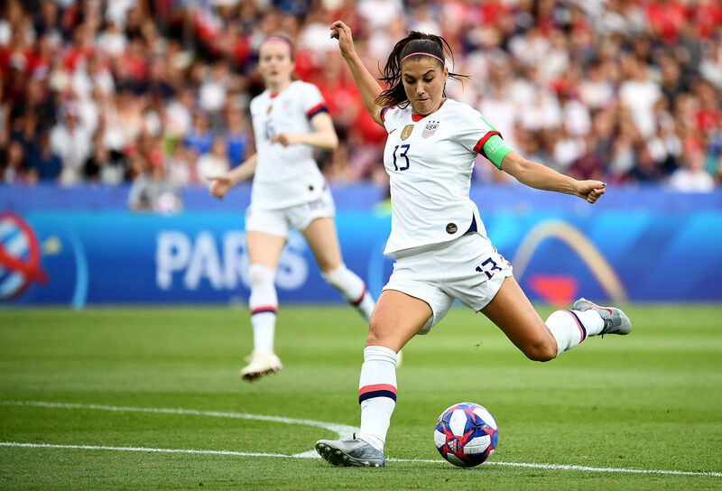Alex Morgan thực hiện cú sút trong trận tứ kết giữa Mỹ và Pháp