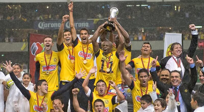 Cả đội ăn mừng chiến thắng tại đấu trường quốc tế