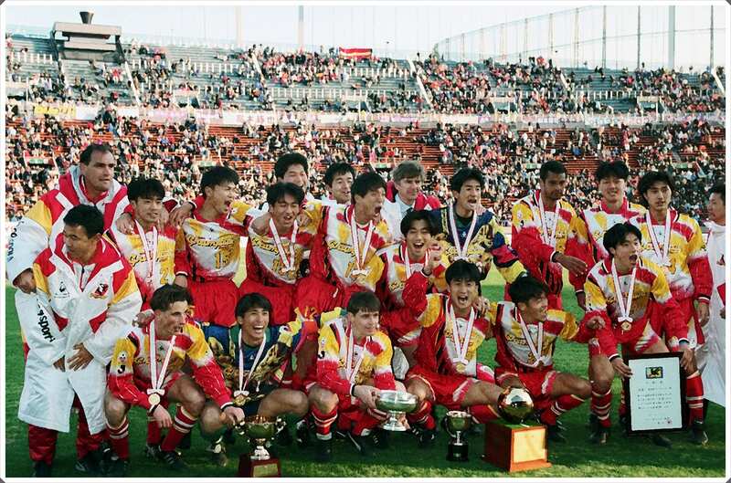 Nagoya Grampus ăn mừng chiến thắng trên sân cỏ 