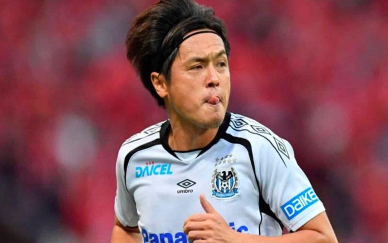 Anh giữ kỷ lục khoác áo đội tuyển Nhật Bản nhiều nhất với hơn 150 lần ra sân