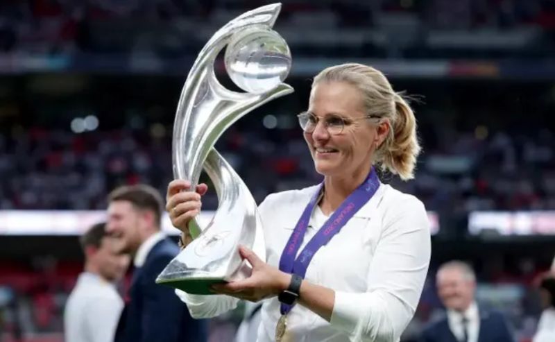 Dẫn dắt tuyển Anh giành chức vô địch lịch sử trên sân nhà