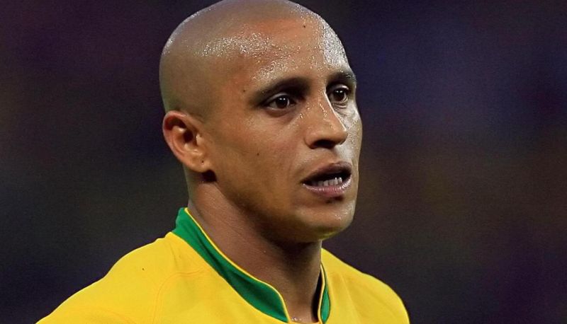 Roberto Carlos là huyền thoại hậu vệ trái người Brazil nổi bật với tốc độ và những cú sút xa kinh điển
