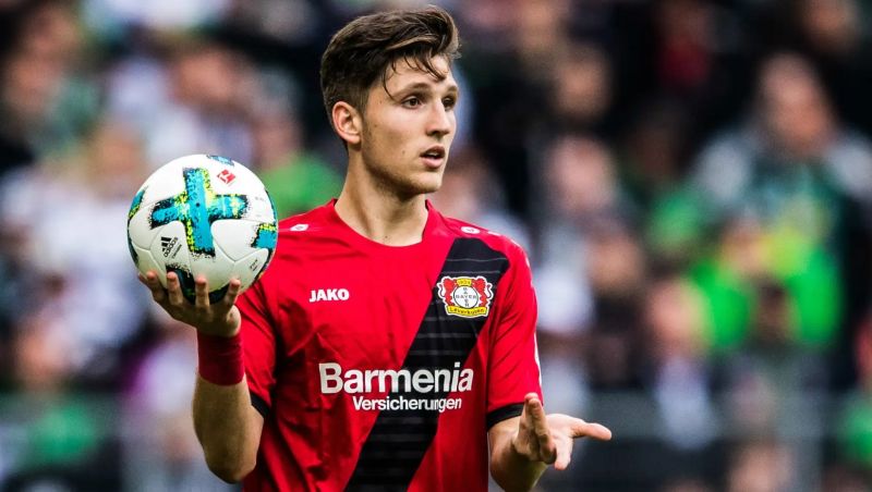 Anh khởi nghiệp tại Olympiacos và nhanh chóng vươn tầm châu Âu