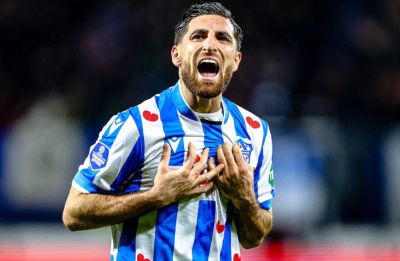 Anh từng giành danh hiệu Vua phá lưới Eredivisie mùa 2017 - 2018 khi khoác áo AZ Alkmaar