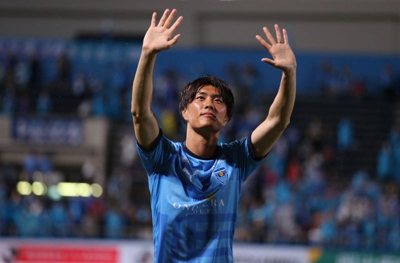 Anh sinh năm 1997, trưởng thành từ lò đào tạo Jubilo Iwata và sớm khẳng định tên tuổi