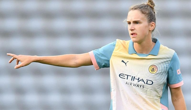 Khả năng dẫn dắt và truyền cảm hứng của cô khiến nhiều cầu thủ trẻ noi theo