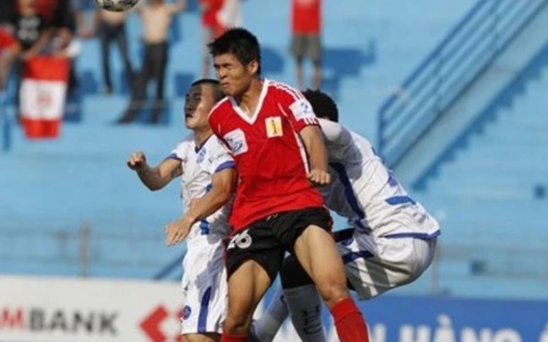 Sự nghiệp của chân sút trải qua khá nhiều khó khăn 