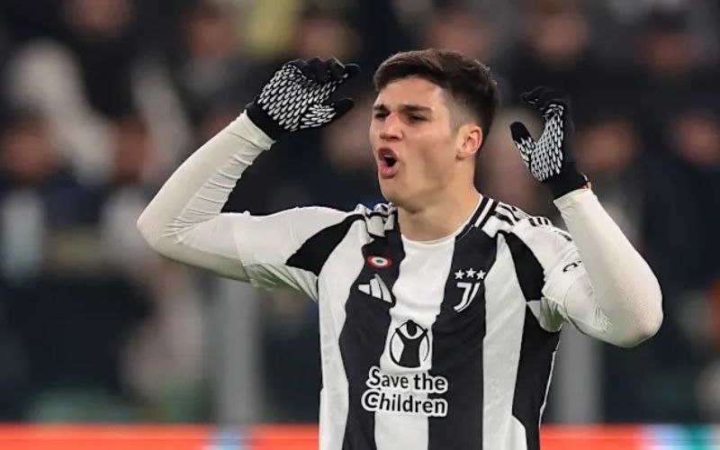 Vasilije Adžić được kỳ vọng sẽ trở thành biểu tượng mới của bóng đá Montenegro