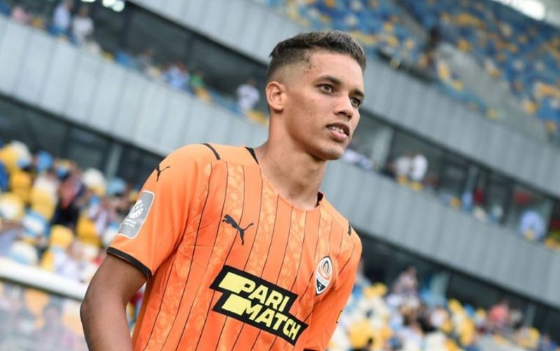 Anh khởi đầu sự nghiệp tại Corinthians và nhanh chóng khẳng định tên tuổi ở châu Âu