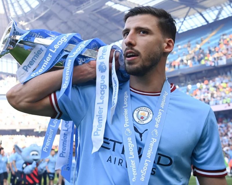 Anh sở hữu sức mạnh, tốc độ và khả năng đọc trận đấu nhạy bén, giúp hàng phòng ngự vững chắc