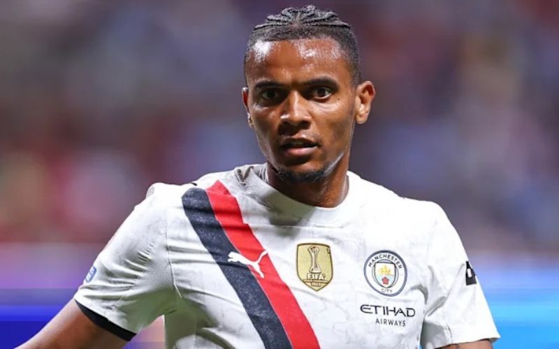 Anh trở thành chốt chặn tin cậy của hàng phòng ngự.