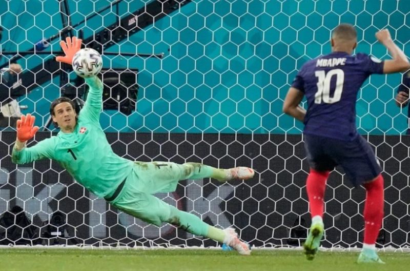 Sự phối hợp nhịp nhàng với đồng đội giúp đội bóng triển khai lối chơi mượt mà và hiệu quả